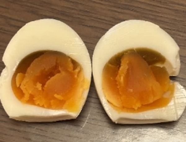 味付き半熟ゆでたまごを割ったら中身が黒ずみ匂いもいつもと違いますが食べられますか
