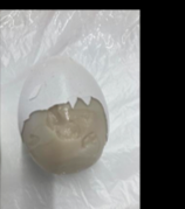 味付き半熟ゆでたまごの卵白が茶色いです