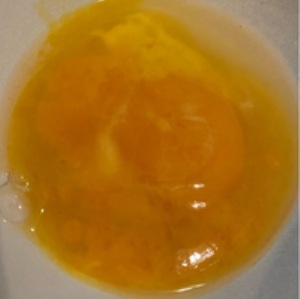 卵を割ったら卵黄が崩れ卵白と混ざっていますが古いのでしょうか